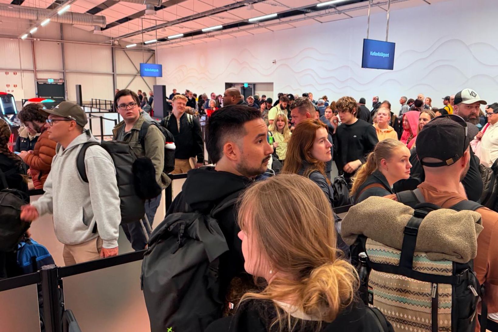 Langar raðir vegna bilunar á landamærahliðum