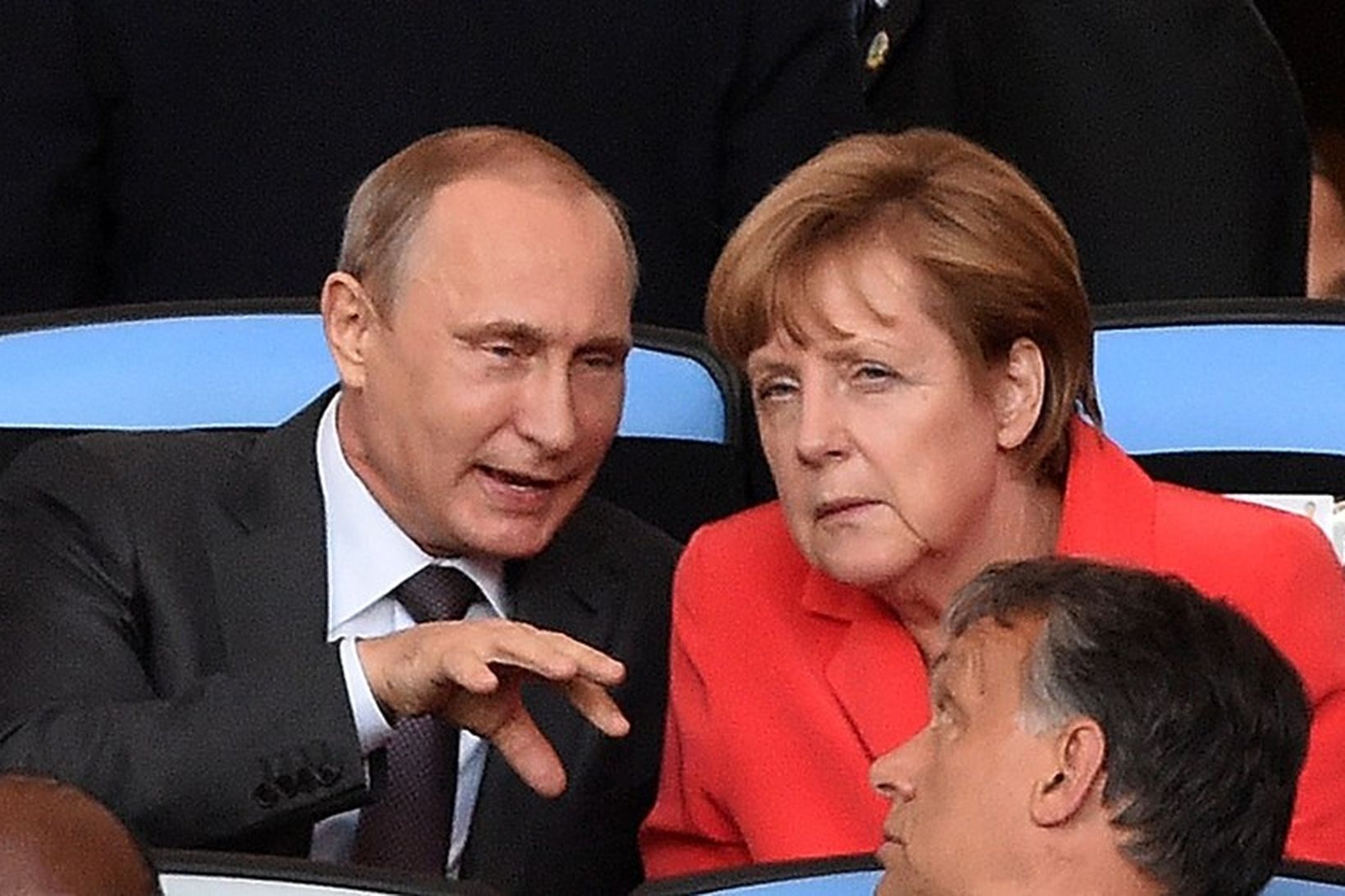 Angela Merkel og Vladimir Pútín ræddust við á úrslitaleiknum á …