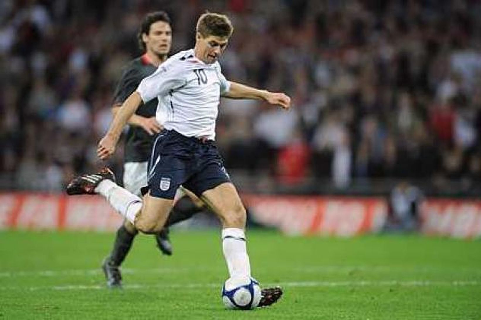 Steven Gerrard skorar í kvöld og kemur Englandi í 2:0.