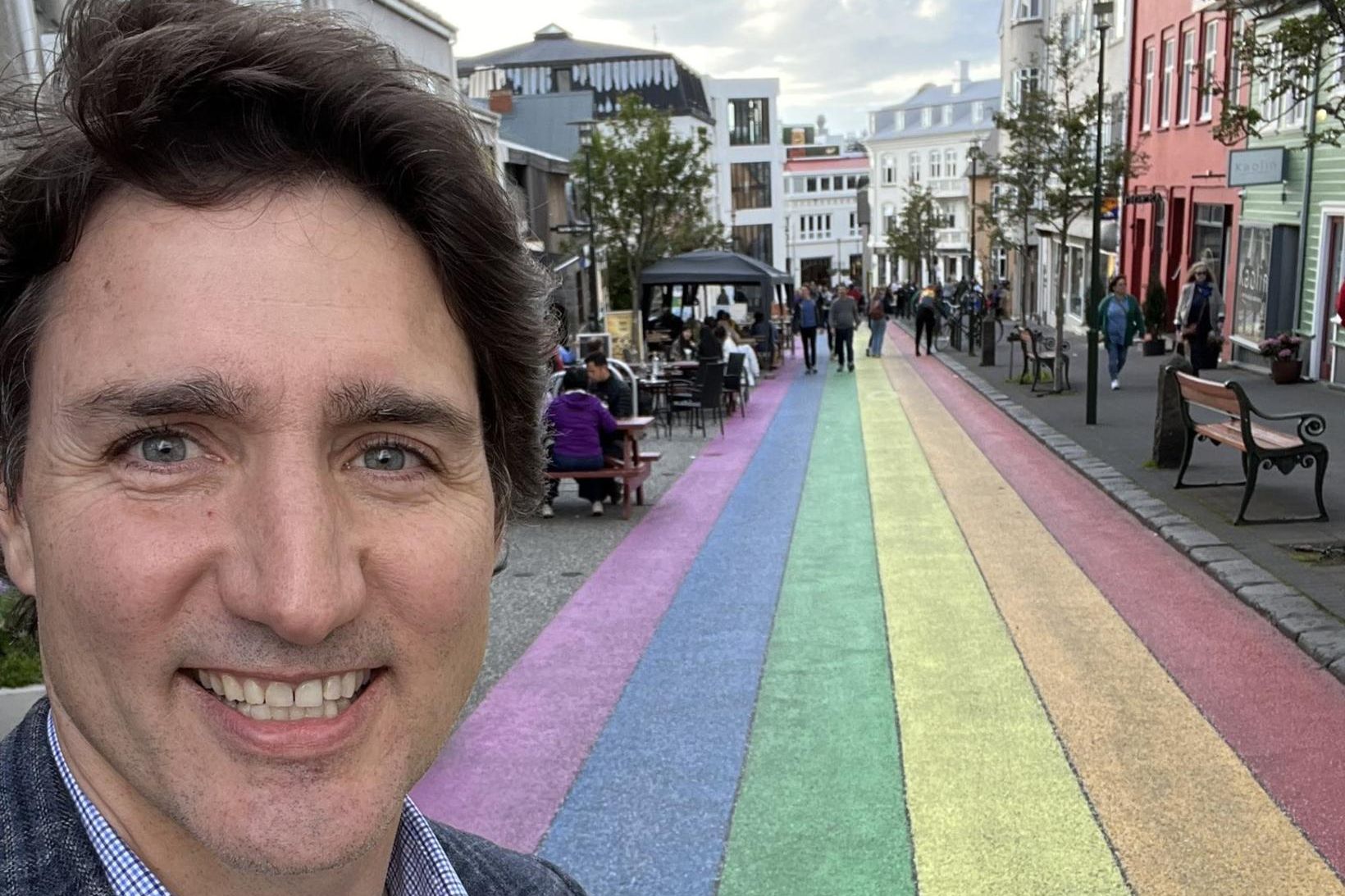 Trudeau við Regnbogagötuna á Skólavörðustíg.