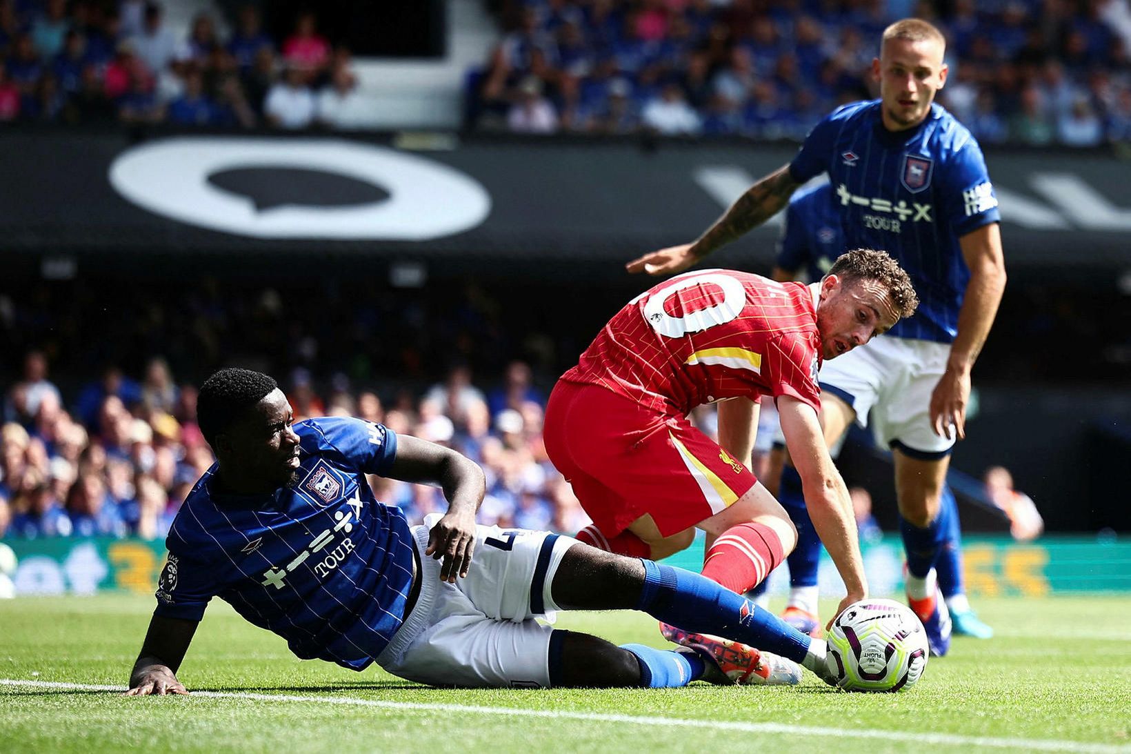 Axel Tuanzebe í baráttu við Diogo Jota í leik Ipswich …