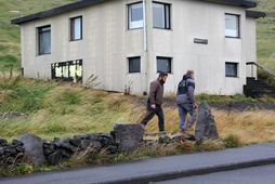 Björg­un­ar­sveit­ar­menn að störf­um í Ólafs­vík en þar fuku þak­plöt­ur af húsi.