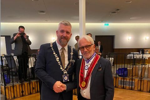 Þórir Erlingsson forseti Klúbbs matreiðslumeistara sá um að veita Jakobi Herði Magnússyni heiðursviðurkenninguna fyrir hönd …