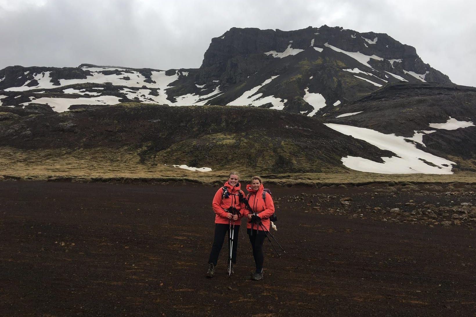 Mæðgurnar Iðunn Bragadóttir og Þóra Dagný Stefánsdóttir á göngu sinni …