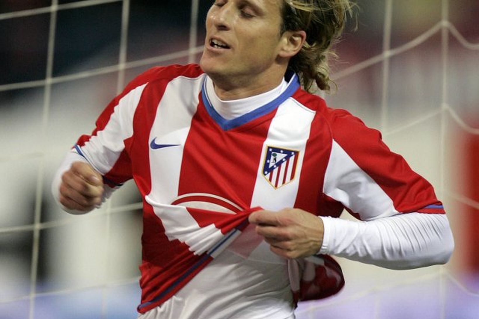 Diego Forlan fagnar marki með Atletico Madrid.