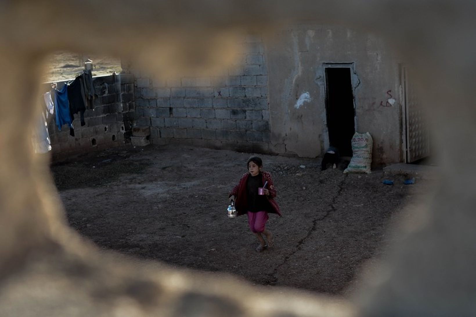 Barn á hlaupum í Kobane í austurhluta Sýrlands.