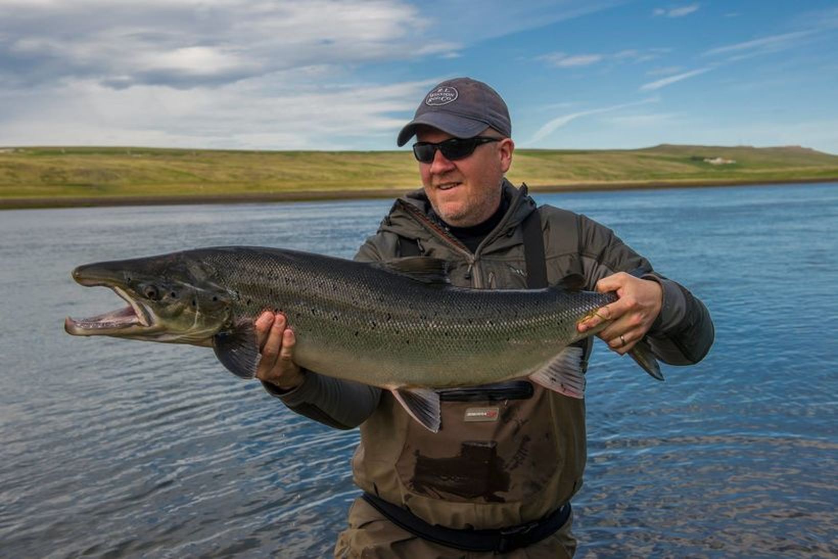 Höskuldur B. Erlingsson með 98 sentímetra hæng úr Blöndu. Hann …