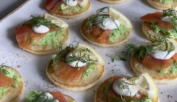 Blinis með reyktum silungi og wasabi-og piparrótarkremi sem rífur í

