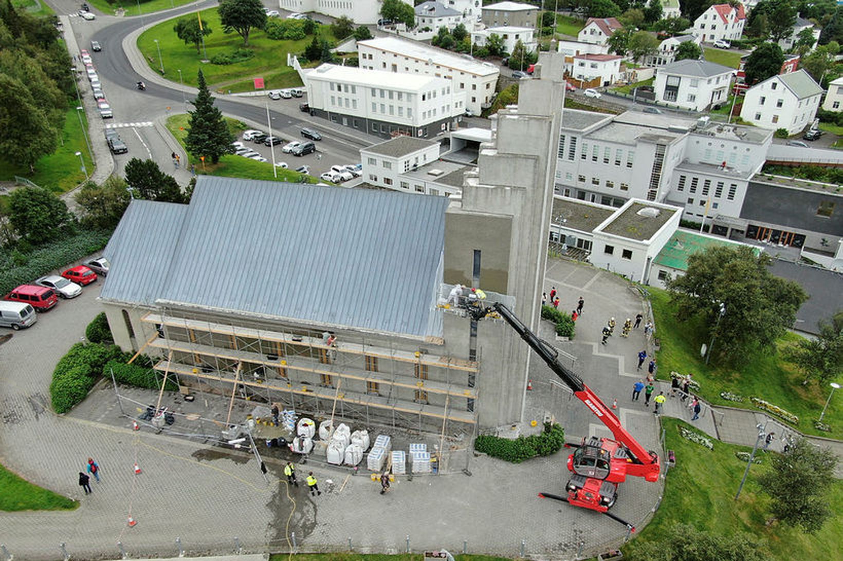 Múr settur á suðurhlið Akureyrarkirkju.