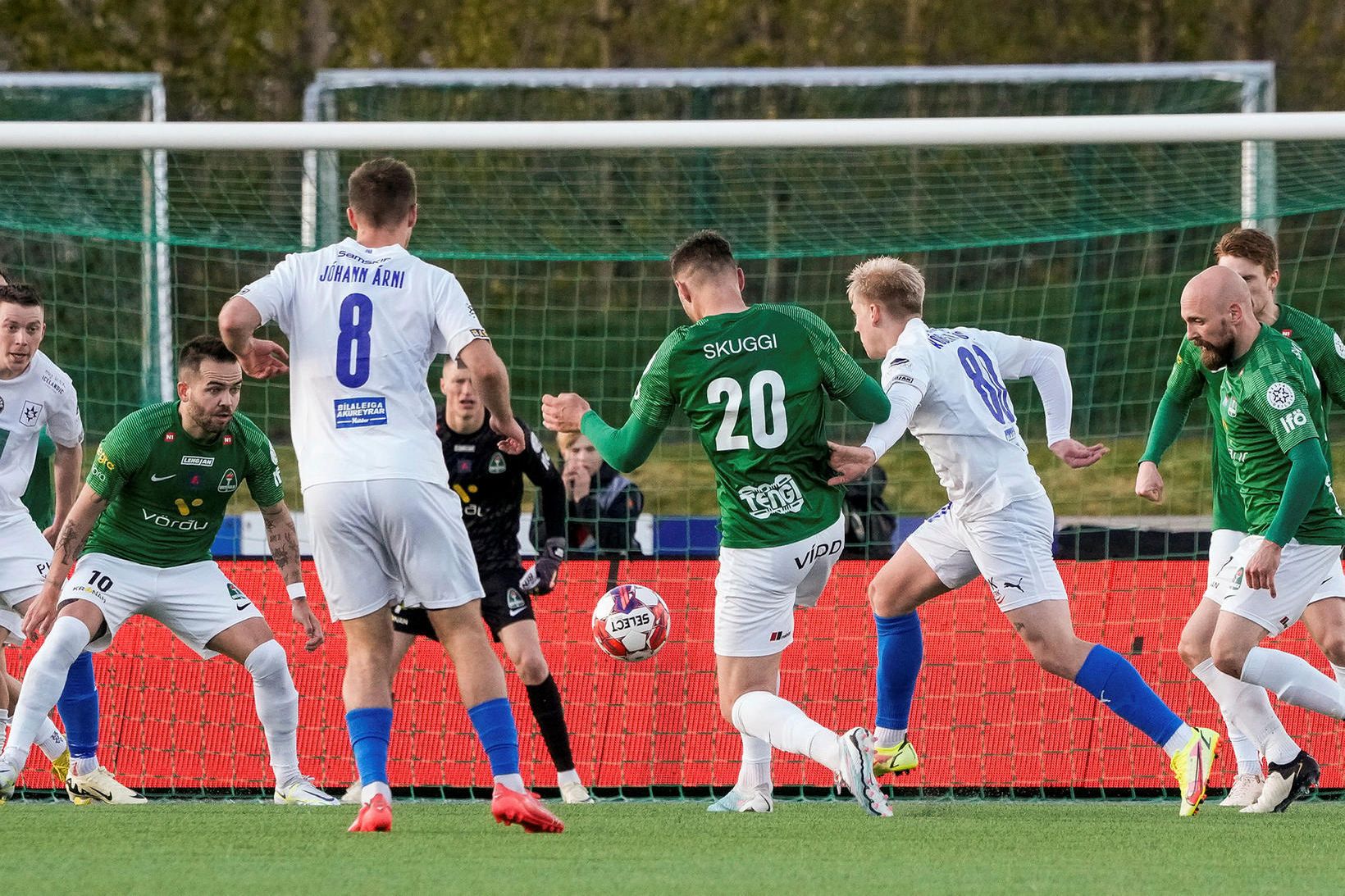 Róbert Frosti Þorkelsson sækir að vörn Breiðabliks.