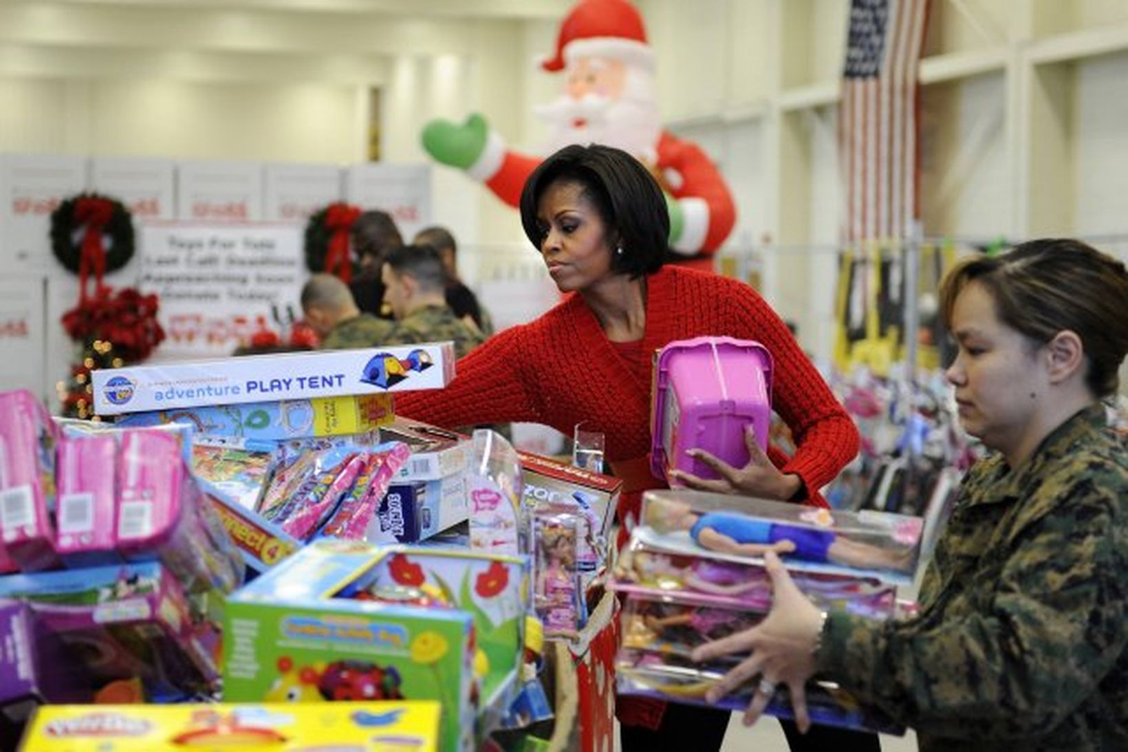 Michelle Obama forsetafrú heimsækir Toys for Tots, miðstöð fyrir jólagjafir …