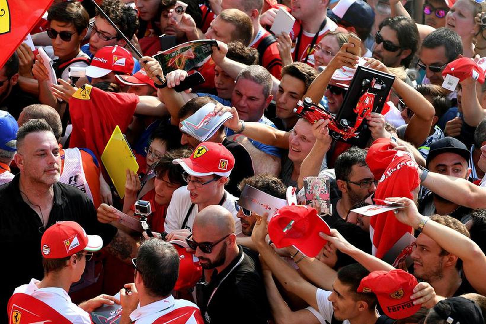 Eiginhandaráritun Sebastian Vettel vildu margir unnendur Ferrari fá í Monza …