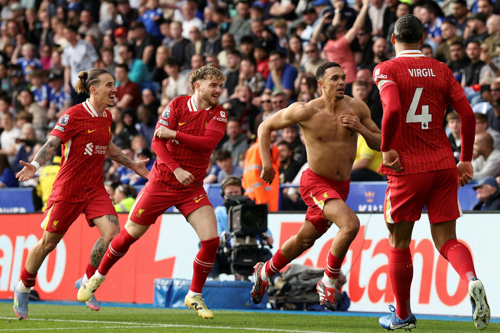 Trent Alexander-Arnold fagnar sigurmarkinu.