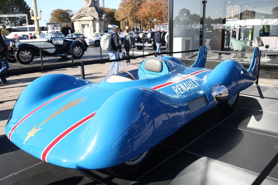 Renault Etoile Filante frá 1956 tók þátt í akstri fornbíla í París á sunnudag.