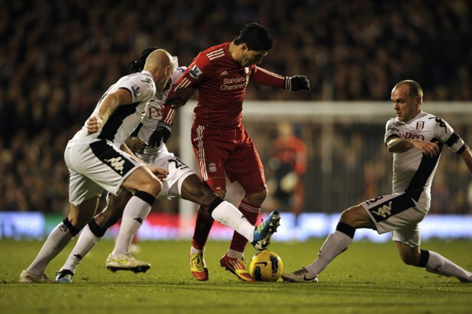 Luis Suarez í baráttu við tvo leikmenn Fulham.