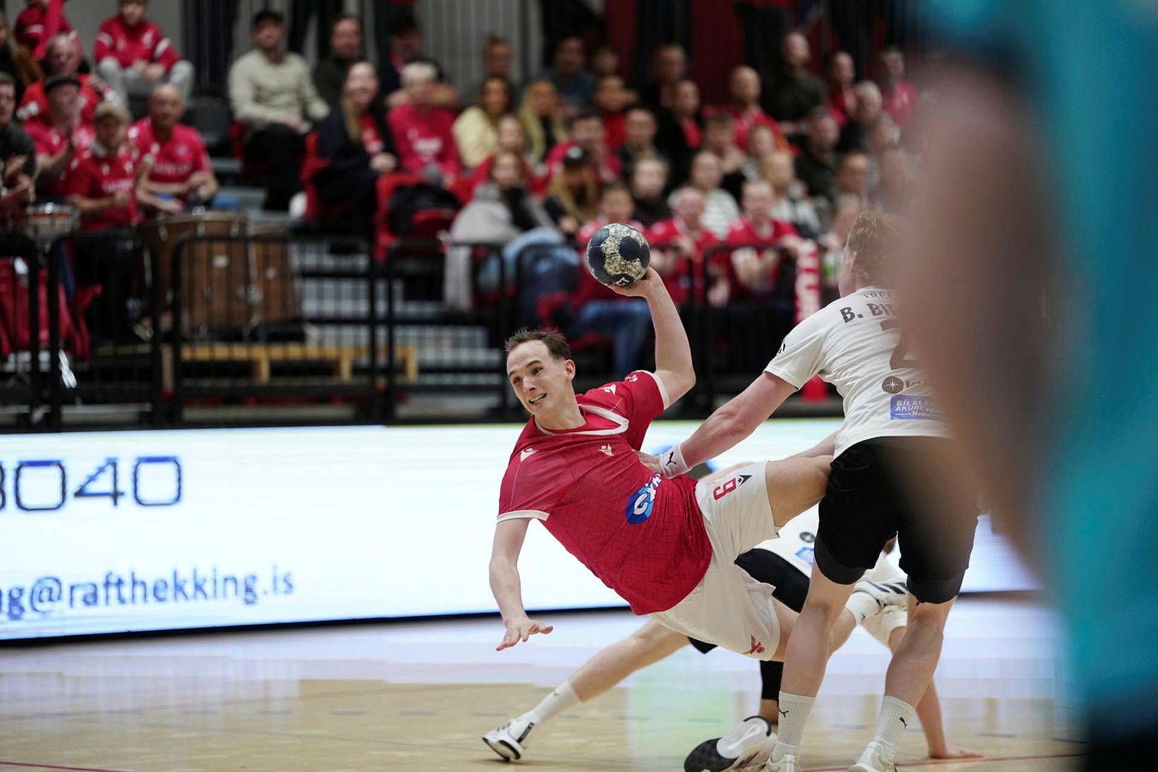Valur - FH, staðan er 30:29