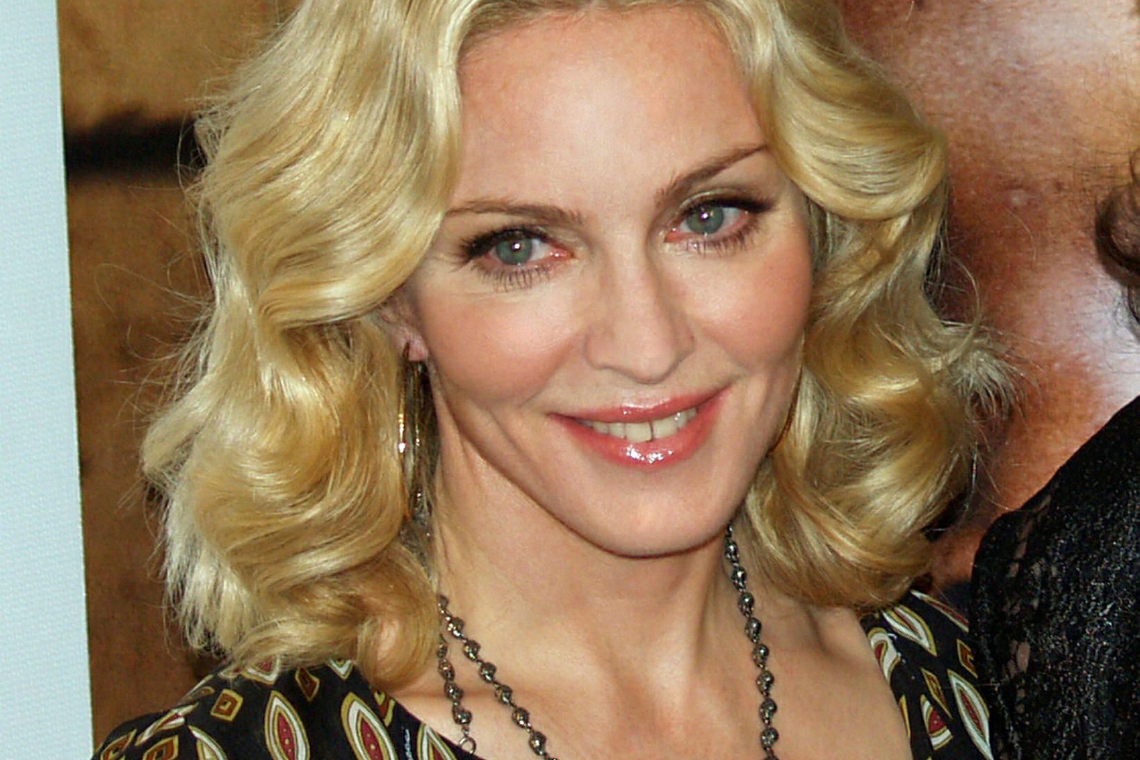 Madonna hefur fjarlægt myndbandið eftir áminningu frá Instagram.