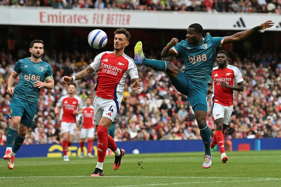 Ben White úr Arsenal og Dango Ouattara í baráttunni,
