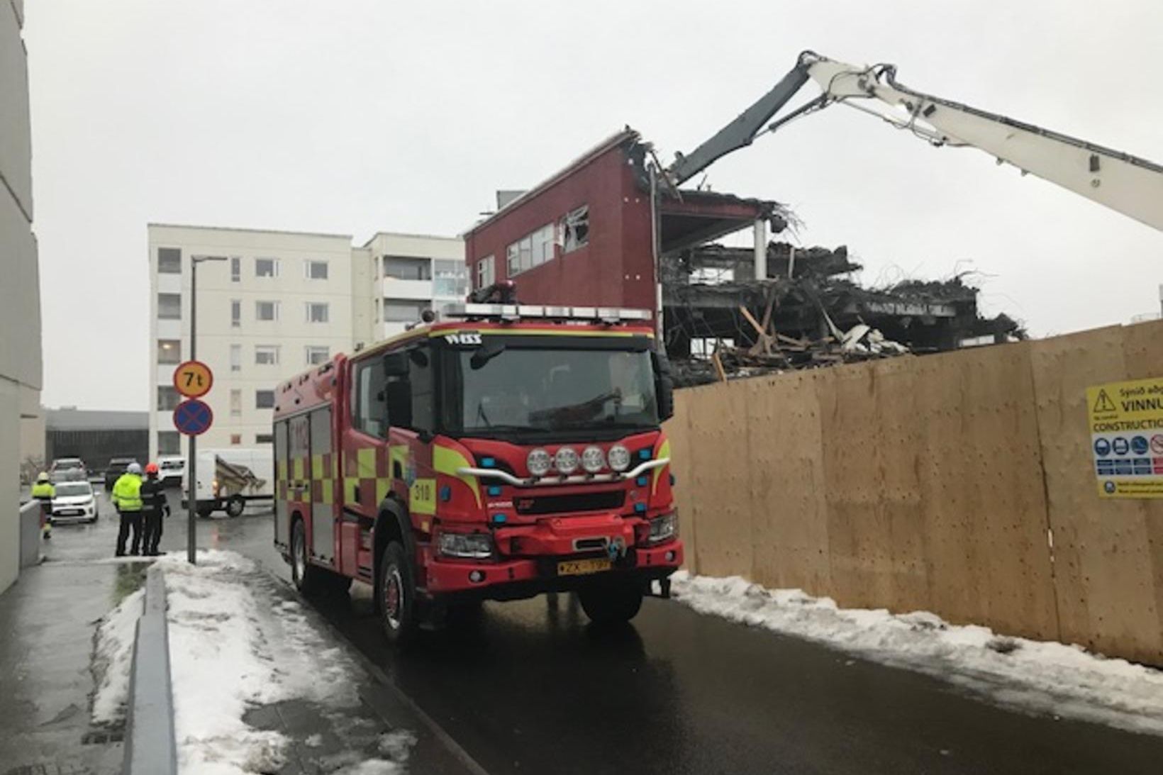 Myndskeið: Fjúkandi bárujárn veldur tjóni