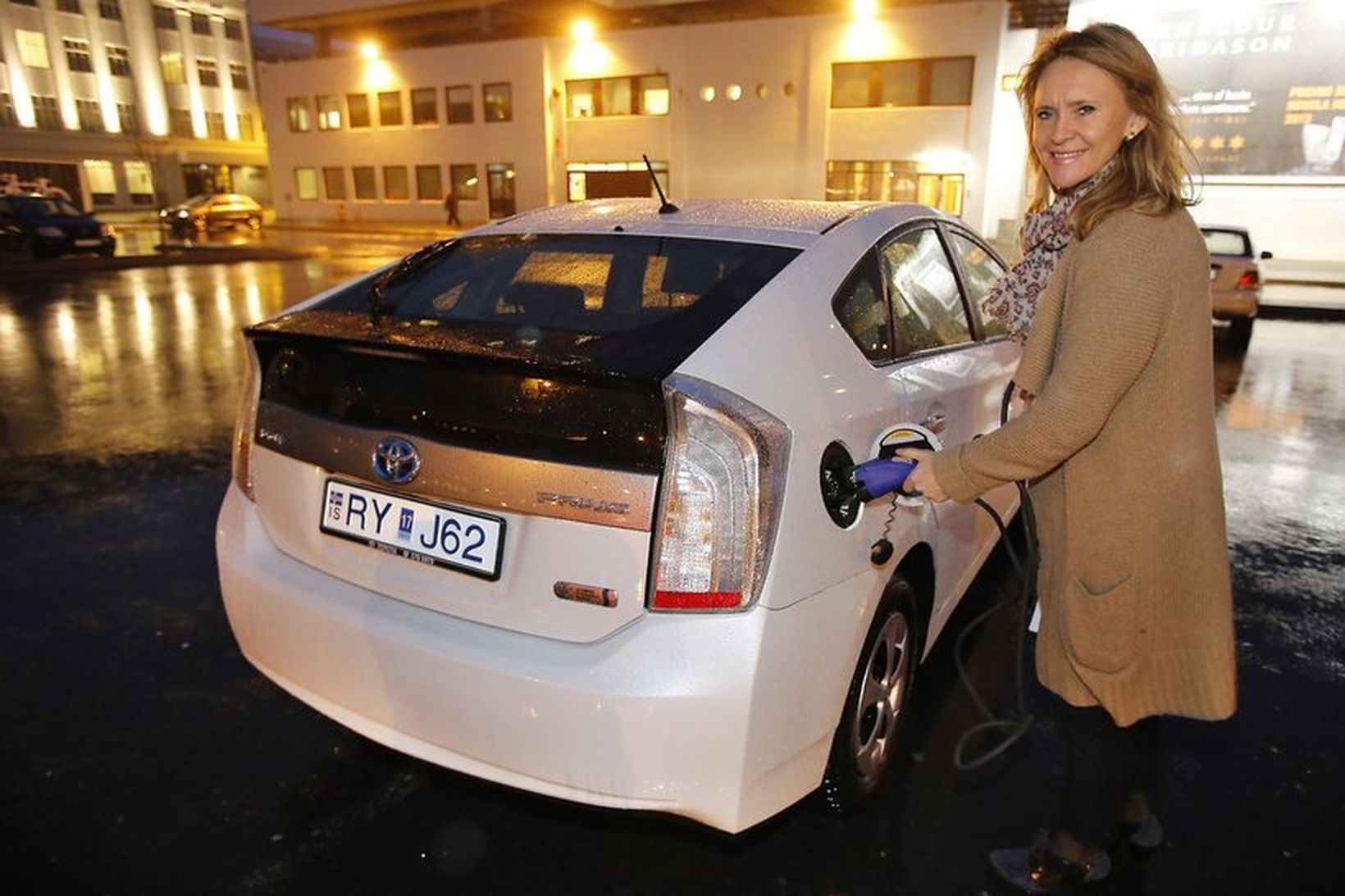 Þorgerður Katrín er afar ánægð með sinn Toyota Prius. Við …