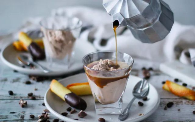 Affogato með súkkulaði-krókantís og heimagerðu ískexi er eftirréttur sem allir kaffiunnendur munu elska.