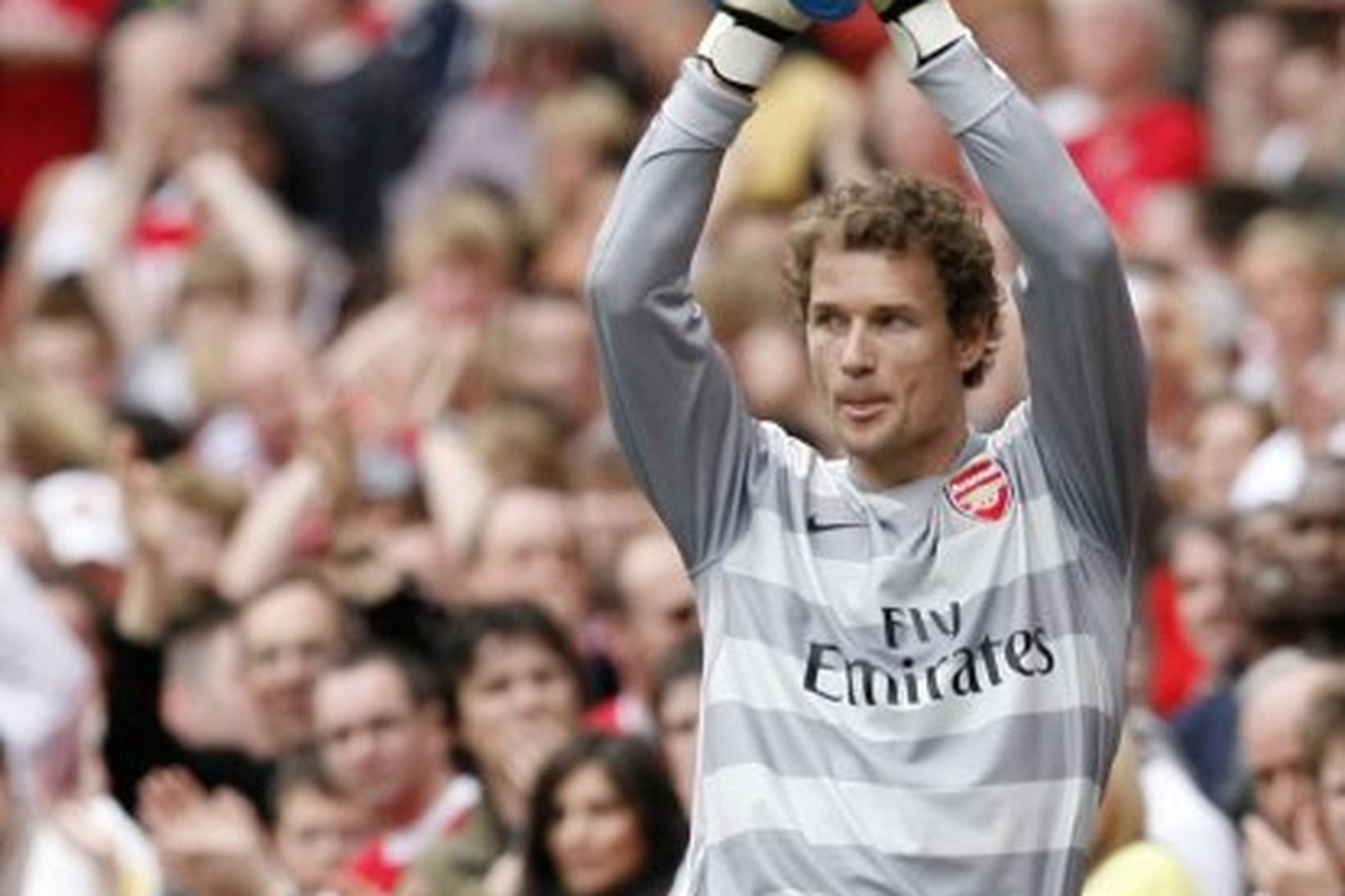 Jens Lehmann klappar fyrir stuðningsmönnum Arsenal í leikslok í dag.