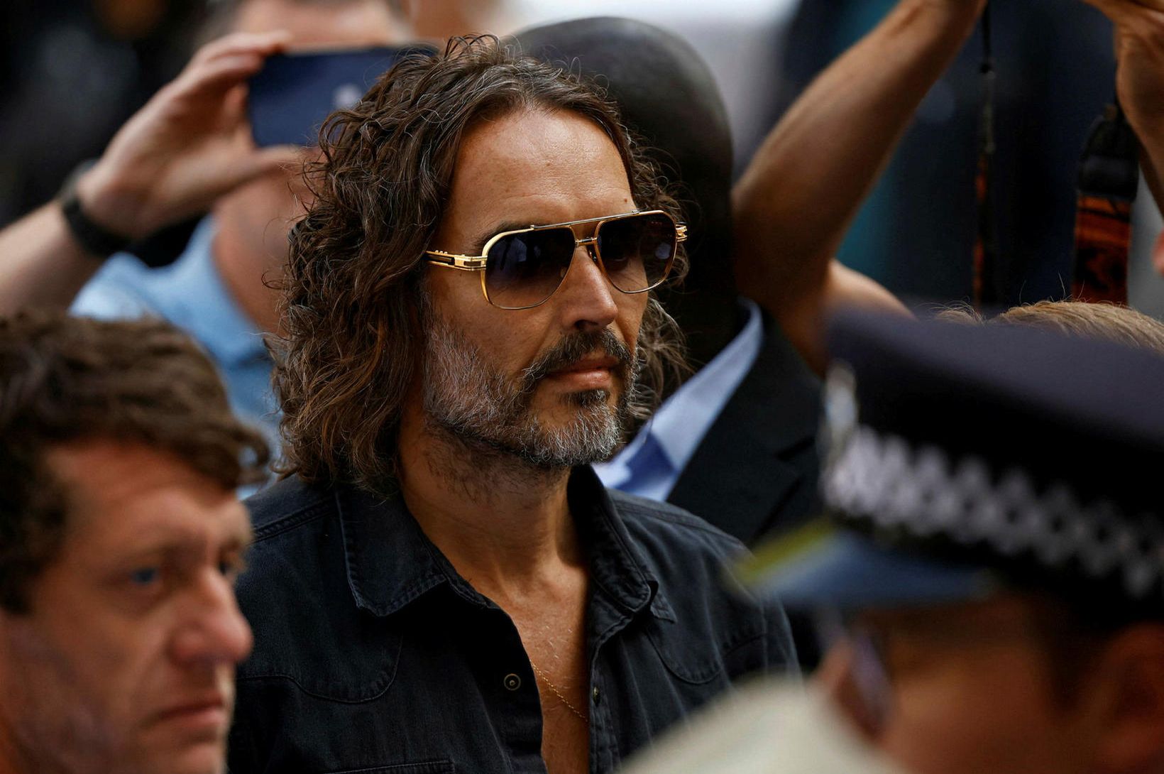 Russel Brand kom fyrir dóm
