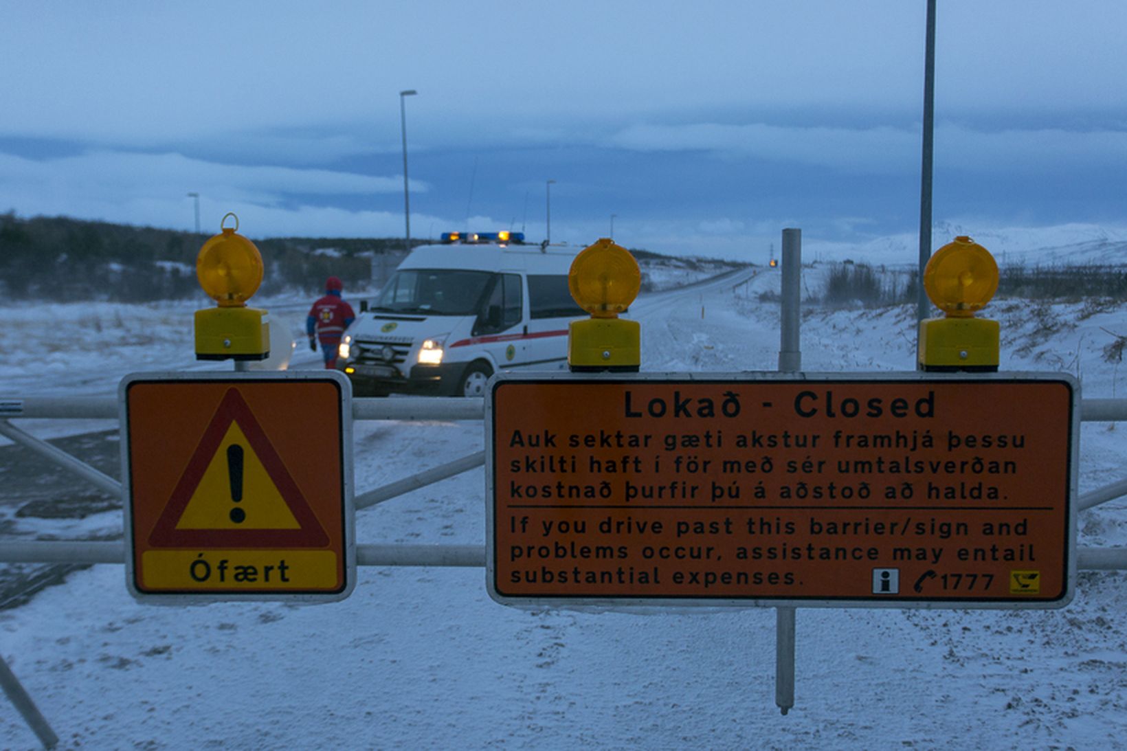 Hellisheiði er lokuð vegna ófærðar.