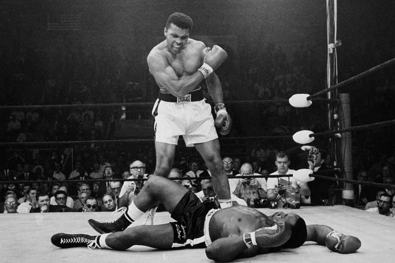 Muhammad Ali stendur yfir Sonny Liston eftir að hafa rotað …