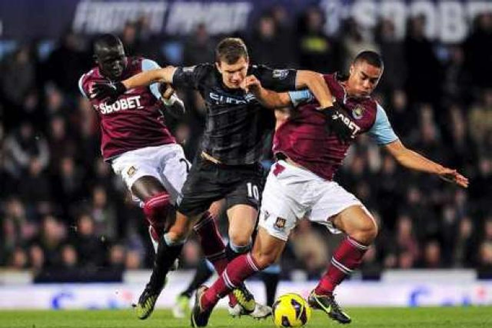 Edin Dzeko í baráttu við Winston Reid og Mohamed Diamé …