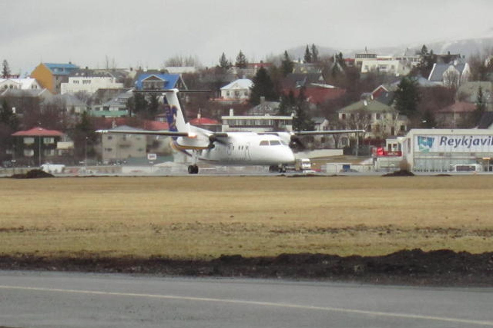 DASH 8-200 vél Flugfélags Íslands lendir.