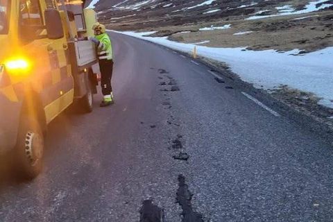 Samgöngur Vegurinn frá Borgarnesi ásamt Snæfellsneshringnum illa farinn af bylgjum og hvörfum. Ástæðan er frostlyfting …