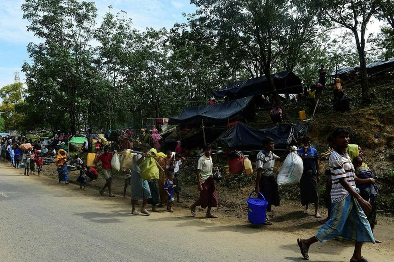 Rohingjar á flótta yfir til Bangladess.
