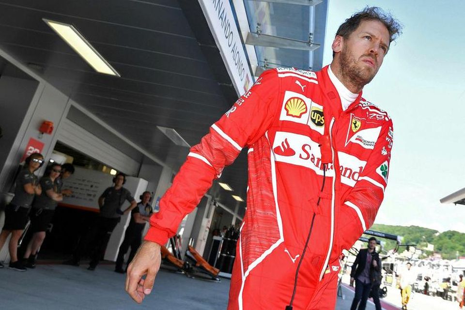 Sebastian Vettel gengur út á rásmarkið ´´i Sotsjí í Rússlandi.