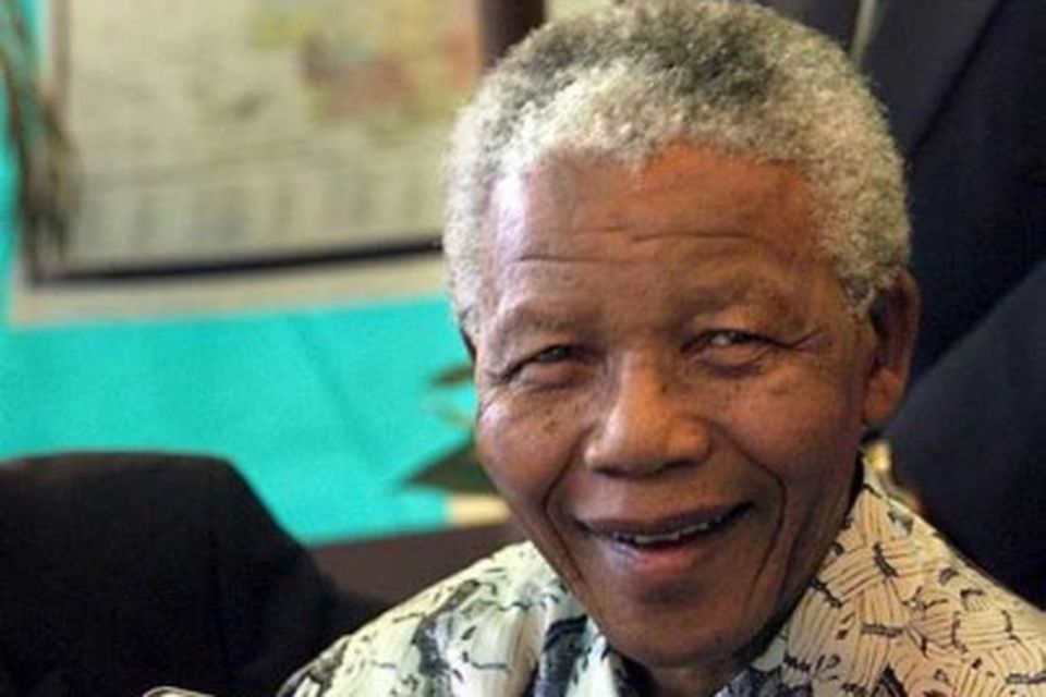 Mandela með vegabréf sem hann fékk loks árið 1993.