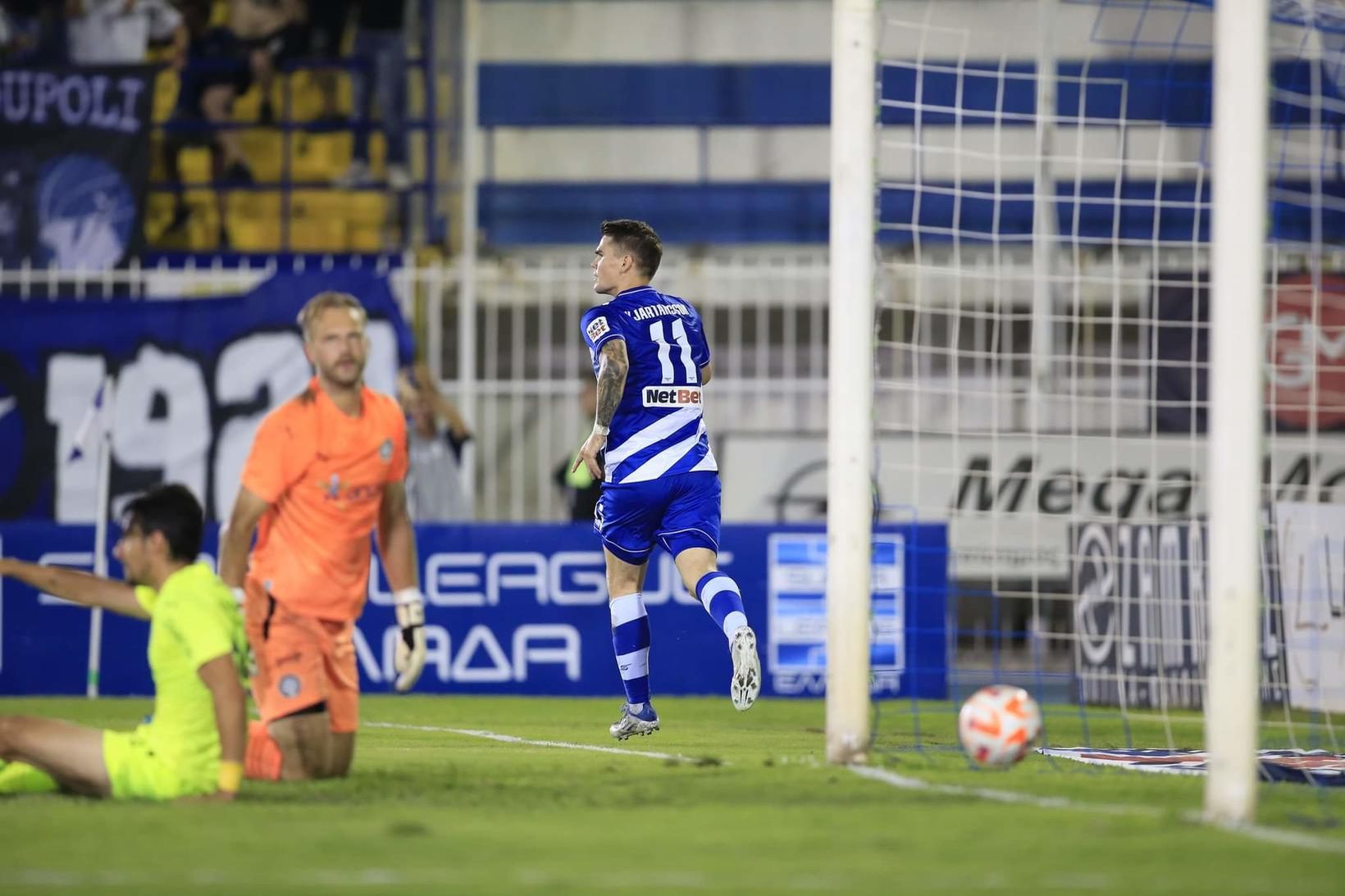 Viðar Örn Kjartansson fagnar marki sínu í kvöld.