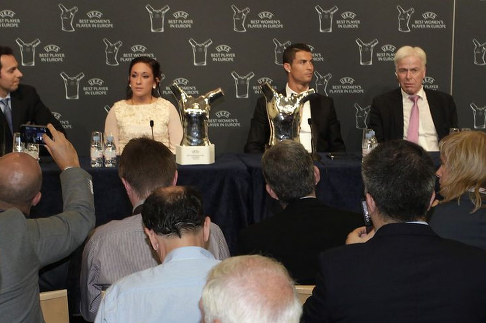 Nadine Kessler og Cristiano Ronaldo sitja fyrir svörum á blaðamannafundinum …