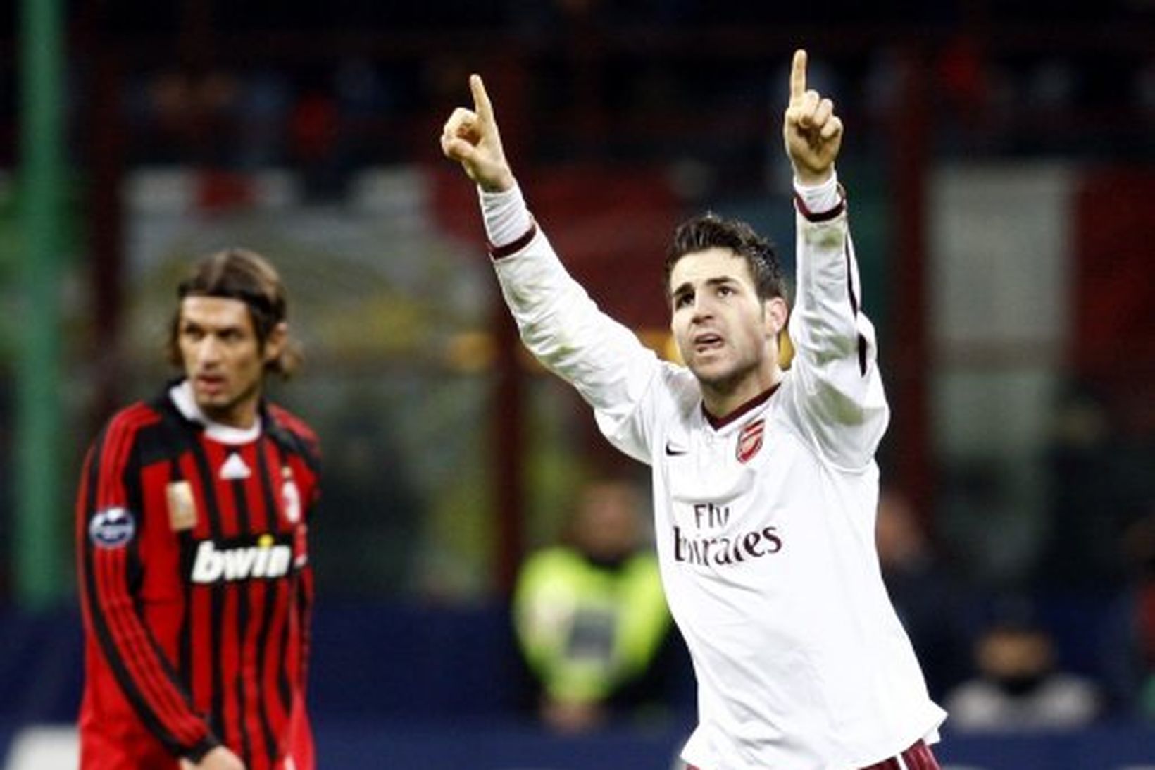 Cesc Fabregas fagnar marki sínu gegn AC Milan í gærkvöld.