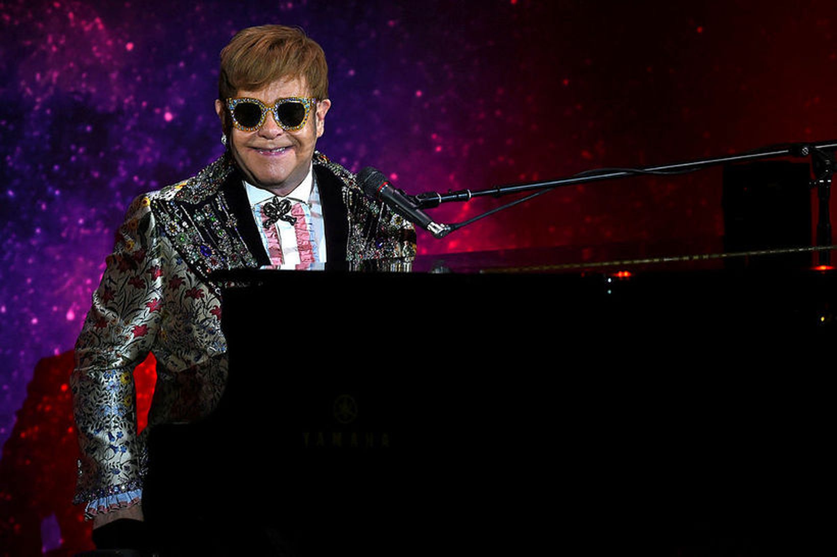 Sir Elton John ætlar að taka lagið í Cannes en …