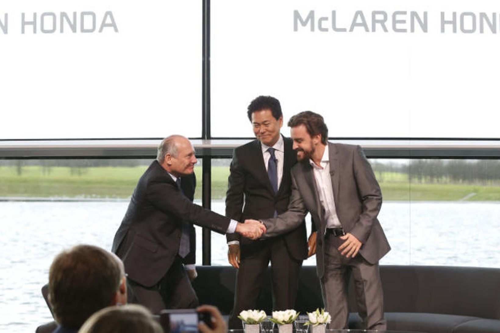 Alonso og Ron Dennis liðsstjóri McLaren ásamt fulltrúa Honda er …