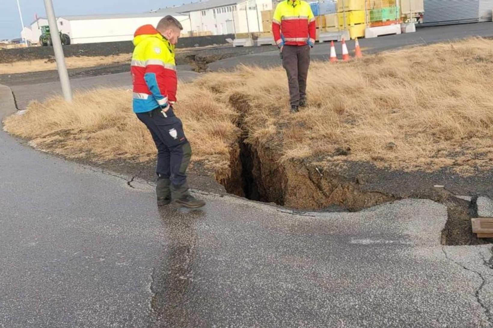 Við athugun á sprungum við Grindavík í dag.