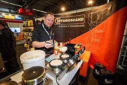 Gunnar Örn Hjartarson mannar bás Hydroscand og steikir vöfflur ofan í hungraða gesti Sjávarútvegssýningarinnar.