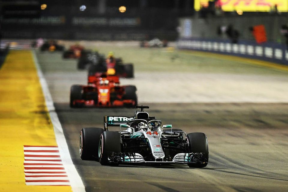 Lewis Hamilton með örugga forystu snemma í kappakstrinum í Singapúr.
