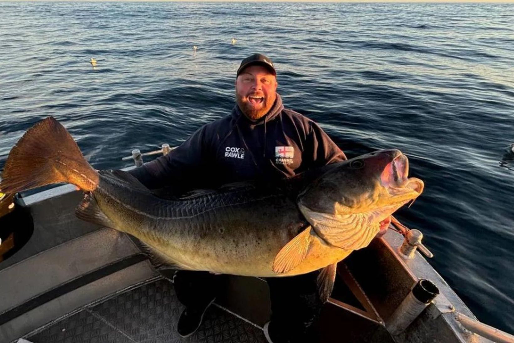 Hinn breski Daniel Pipe alsæll med 46,6 kg þorskinn sem …