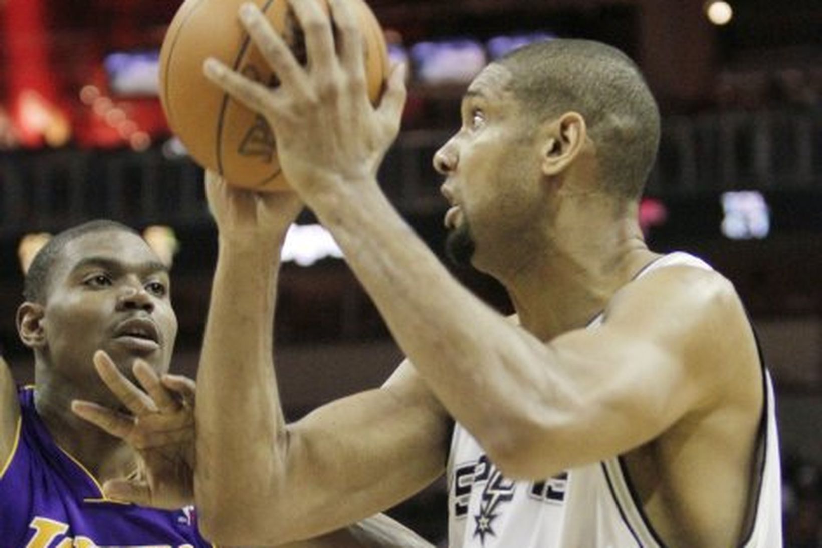 Tim Duncan með körfu Lakers í sigtinu en Andrew Bynum …