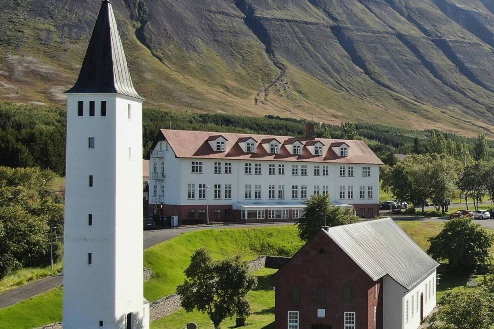 Annar vígslubiskupinn situr Hólastað en hinn Skálholt.