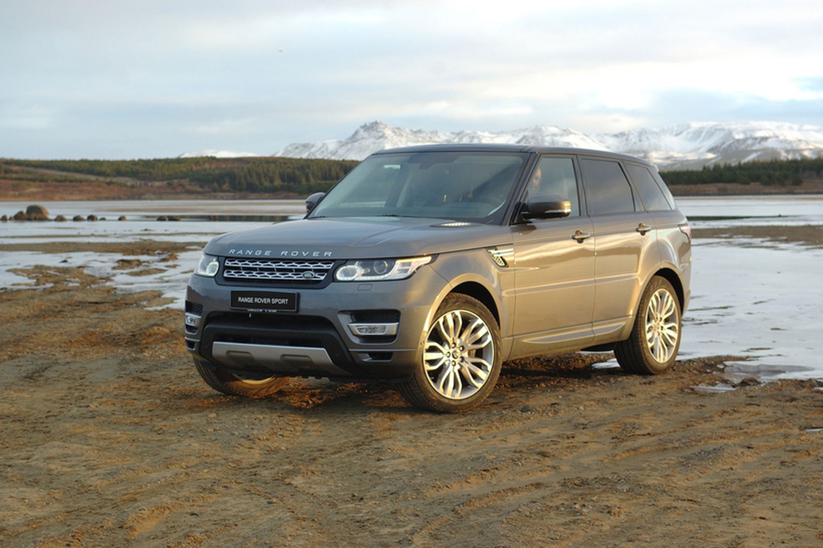 Range Rover Sport er gerðarlegur bíll með stórum álfelgum sem …