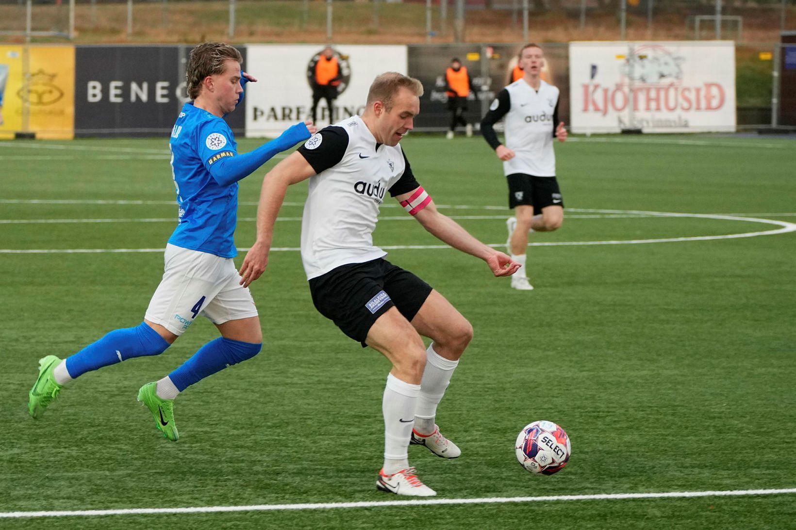 Ólafur Guðmundsson með boltann í leiknum í dag.