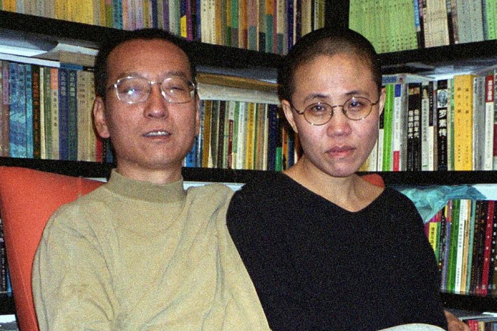 Liu Xiaobo, til vinstri, ásamt eiginkonu sinni Liu Xia.