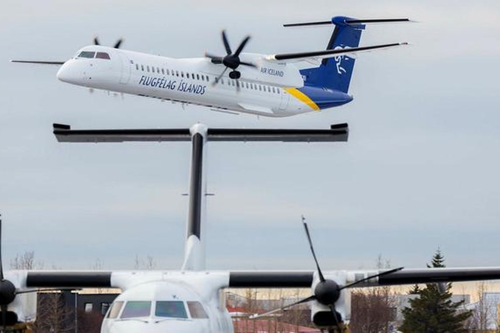 Bombardier Q400 vél Flugfélags Íslands kemur inn til lendingar á …